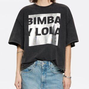 Flowing T-shirt in washed black. Straight cut with crew neck and short wide slee